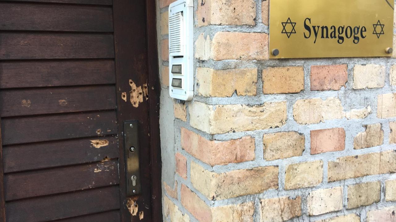 Einschusslöcher in der Tür der Synagoge in Halle. Einschusslöcher in der Tür der Synagoge in Halle.