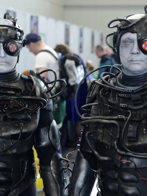 Star Trek Fans als Borg kostümiert auf der Veranstaltung einer Star Trek Convention in der Westfalenhalle.