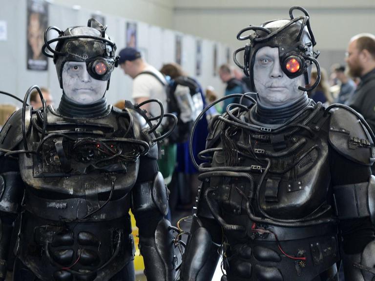 Star Trek Fans als Borg kostümiert auf der Veranstaltung einer Star Trek Convention in der Westfalenhalle.