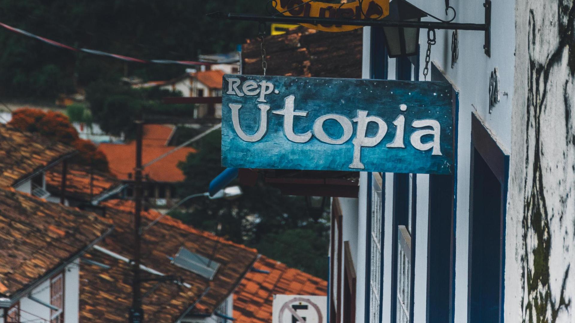 Ein Schild vor einem Haus mit der Aufschrift Rep. Utopia. Ein Schild vor einem Haus mit der Aufschrift Rep. Utopia.