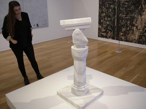 Ein Kunstwerk von Ai Weiwei, as eine Überwachungskamera aus Marmor darstellt, in der Ausstellung "Age of Terror: Art since 9/11" im Londoner Imperial War Museum.