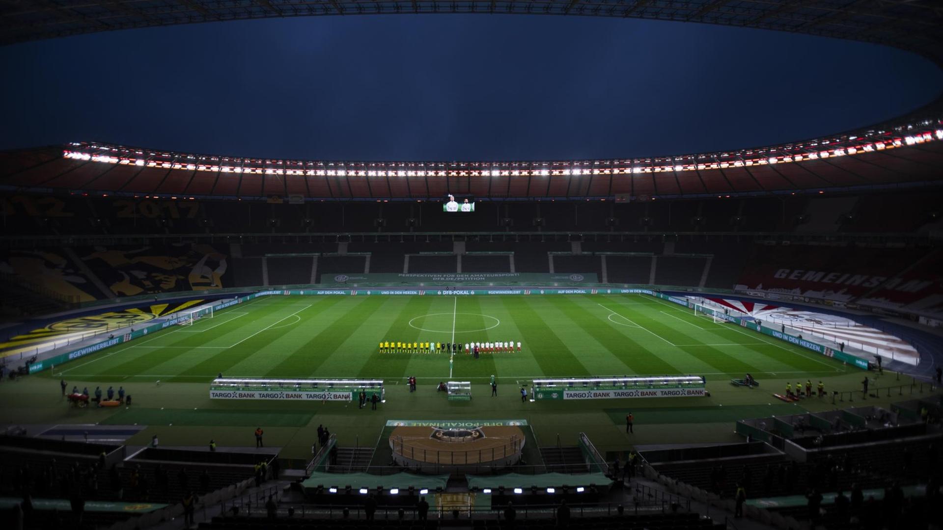 Olympiastadion in Berlin am 13.05.21 die beide Teams RB Leipzig und Borussia Dortmund stehen vor leeren Zuschauerrängen für das Pokalfinale. Olympiastadion in Berlin am 13.05.21 die beide Teams RB Leipzig und Borussia Dortmund stehen vor leeren Zuschauerrängen für das Pokalfinale.