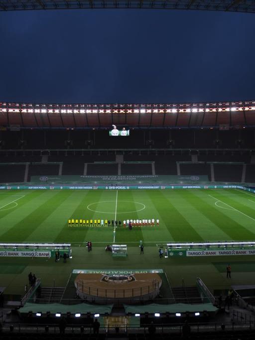 Olympiastadion in Berlin am 13.05.21 die beide Teams RB Leipzig und Borussia Dortmund stehen vor leeren Zuschauerrängen für das Pokalfinale.