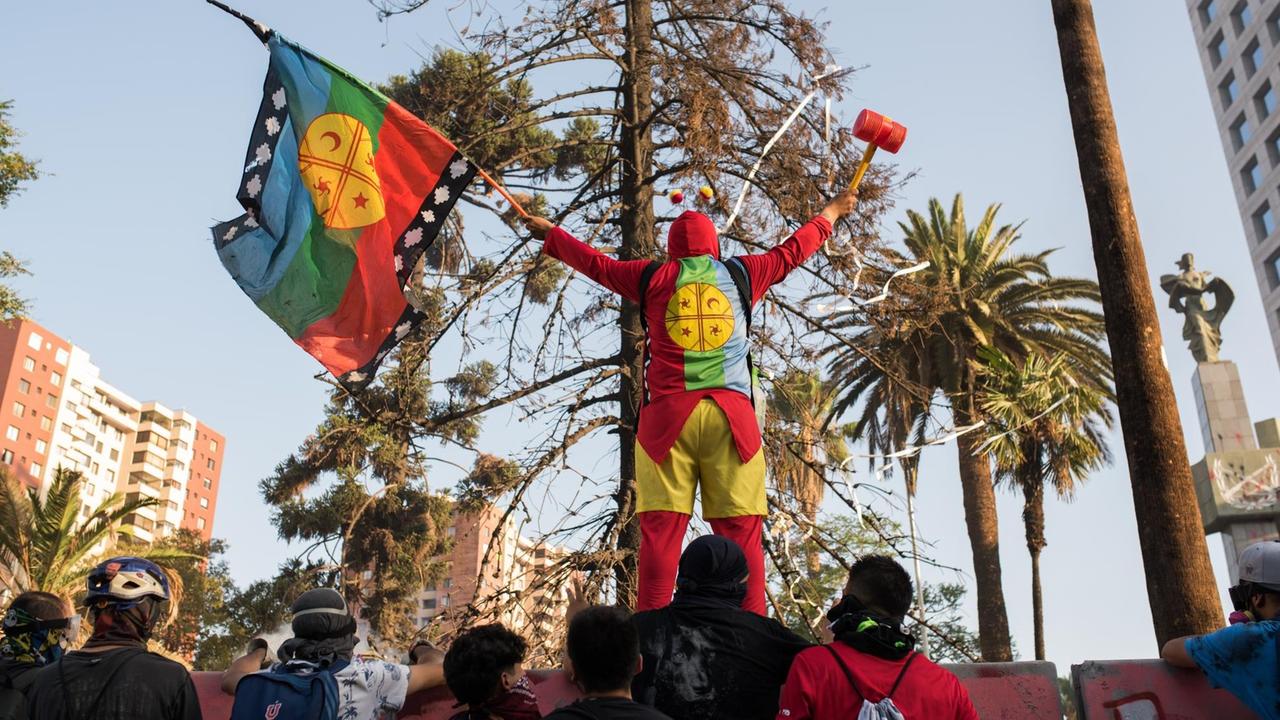 In der chilenischen Hauptstadt Santiago de Chile demonstrieren Aktivisten und Aktivistinnen gegen die Regierung. In der chilenischen Hauptstadt Santiago de Chile demonstrieren Aktivisten und Aktivistinnen gegen die Regierung.