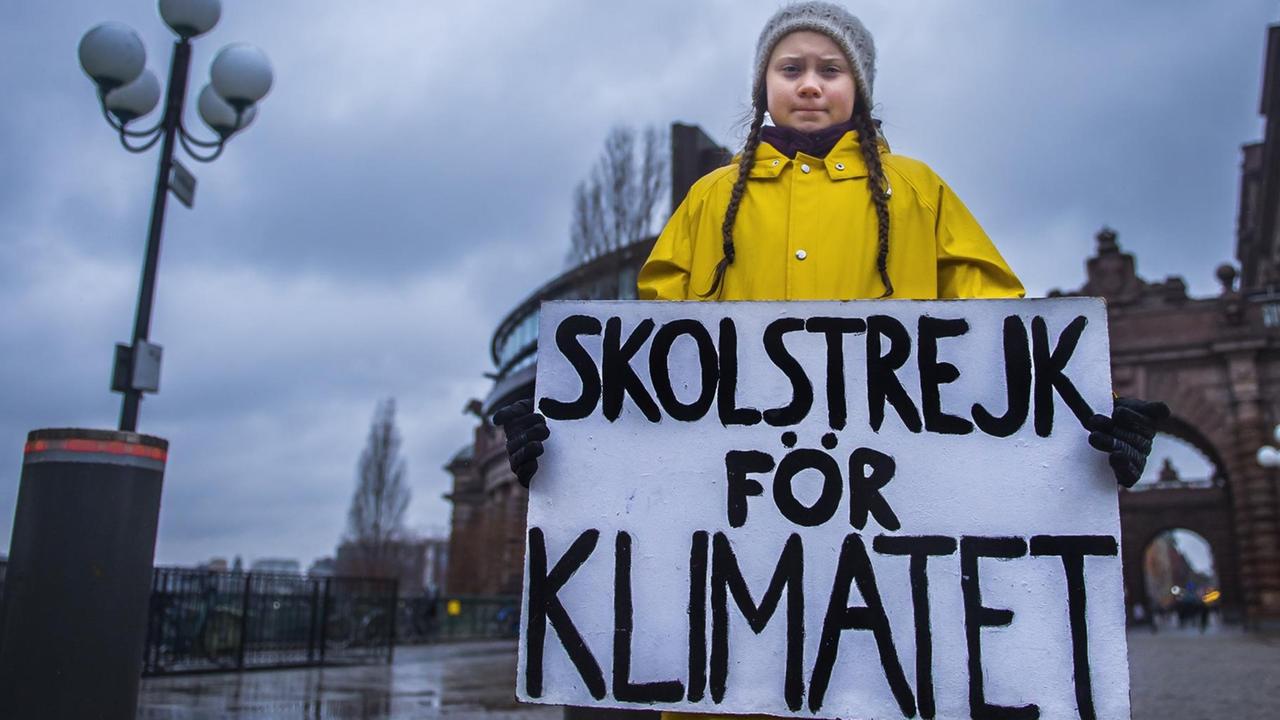 Die schwedische Schülerin Greta Thunberg hält ein Schild mit der Aufschrift "Schulstreik fürs Klima" in den Händen.