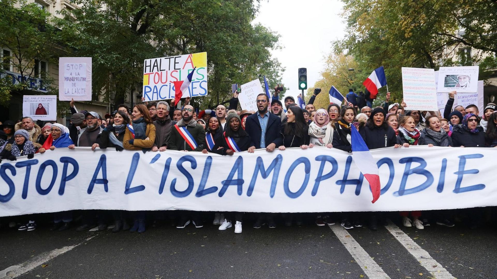 Demonstranten beim "Marsch gegen Islamophobie" in Paris im Jahr 2019 Demonstranten beim "Marsch gegen Islamophobie" in Paris im Jahr 2019