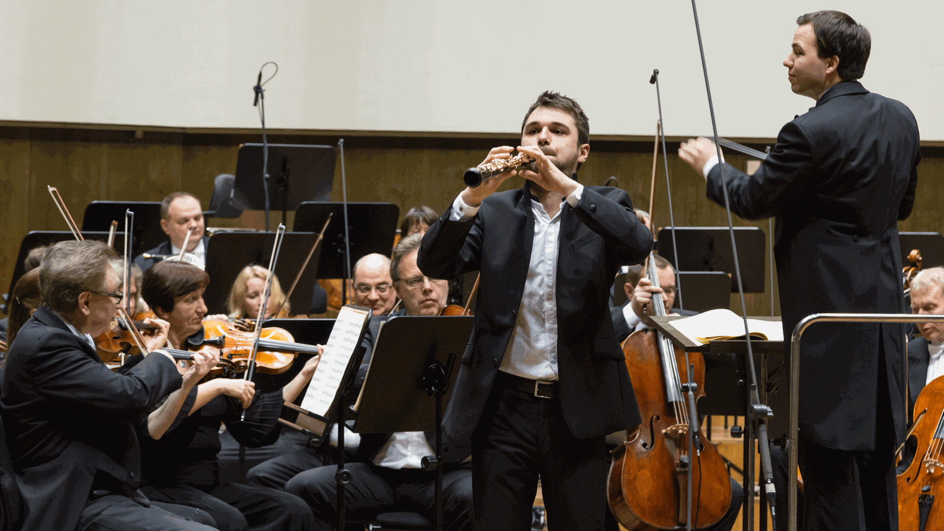 Der DMW-Preisträger im Fach Oboe Juri Schmahl mit der Staatskapelle Halle und dem Dirigenten Dominik Beykirch Der DMW-Preisträger im Fach Oboe Juri Schmahl mit der Staatskapelle Halle und dem Dirigenten Dominik Beykirch