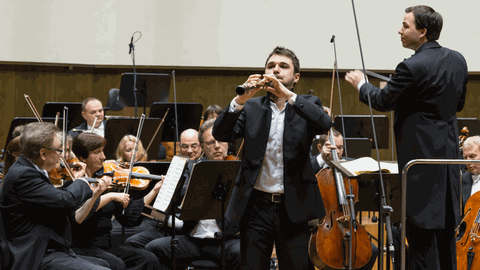 Der DMW-Preisträger im Fach Oboe Juri Schmahl mit der Staatskapelle Halle und dem Dirigenten Dominik Beykirch