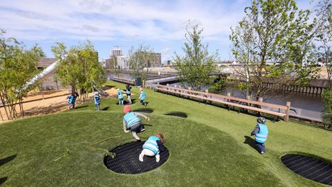 Kinder einer Kita aus der Hafencity toben auf dem Spielplatz im Baakenpark in der Hafencity in Hamburg. Der Baakenpark erhebt sich als 1,6 Hektar große, künstlich errichtete Halbinsel im Baakenhafen und ist das grüne Herzstück der östlichen HafenCity.