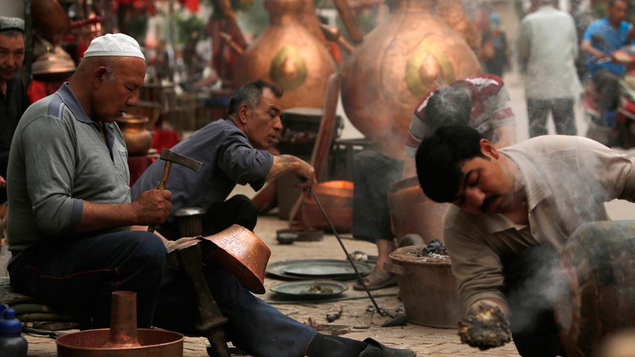 Kunsthandwerker der Uiguren auf einem Markt in Kashgar in der autonomen Provinz Xinjiang