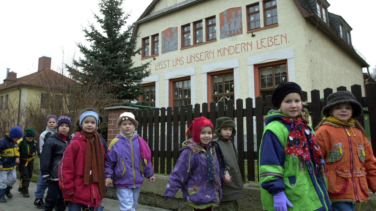 eine Kindergruppe vor dem "Fröbel-Haus" im thüringischen Bad Blankenburg, als ältester Kindergarten der Welt 1840 von dem Pädagogen Friedrich Fröbel gegründet. eine Kindergruppe vor dem "Fröbel-Haus" im thüringischen Bad Blankenburg, als ältester Kindergarten der Welt 1840 von dem Pädagogen Friedrich Fröbel gegründet.