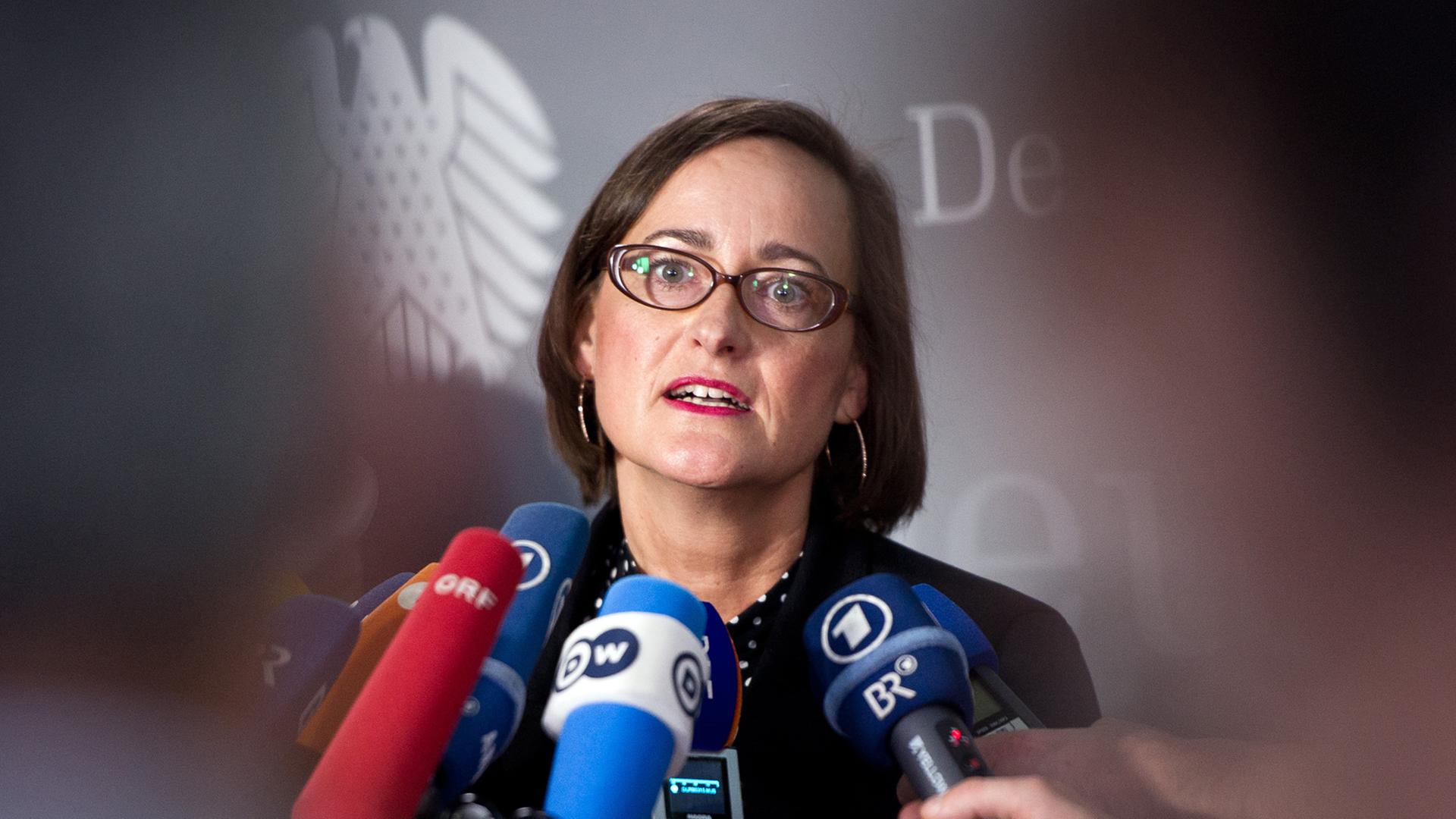Obfrau der Linken im NSA-Untersuchungsausschuss, Martina Renner, steht in einem Pulk von Mikrofonen Obfrau der Linken im NSA-Untersuchungsausschuss, Martina Renner, steht in einem Pulk von Mikrofonen