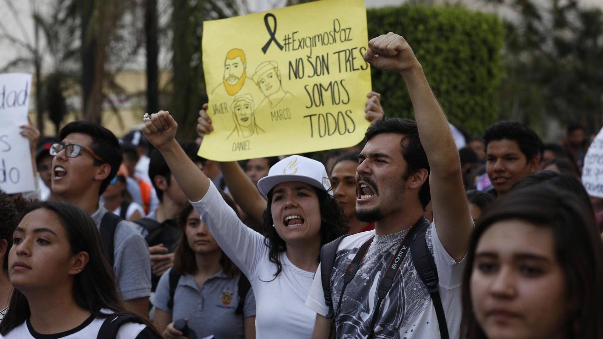 Demonstranten halten ein Schild mit der Aufschrift "Es sind nicht nur drei, es sind wir alle" Demonstranten halten ein Schild mit der Aufschrift "Es sind nicht nur drei, es sind wir alle"