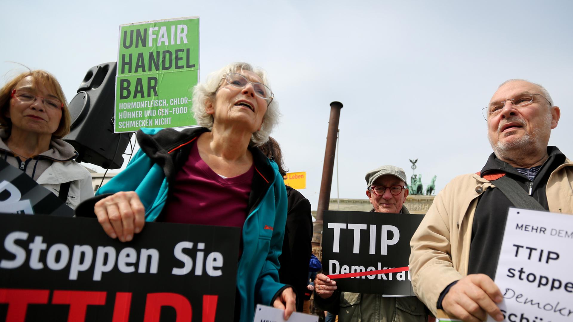 Teilnehmer einer Demonstration protestieren am 6. Mai 2014 vor dem Brandenburger Tor in Berlin gegen das Freihandelsabkommen TTIP. Teilnehmer einer Demonstration protestieren am 6. Mai 2014 vor dem Brandenburger Tor in Berlin gegen das Freihandelsabkommen TTIP.