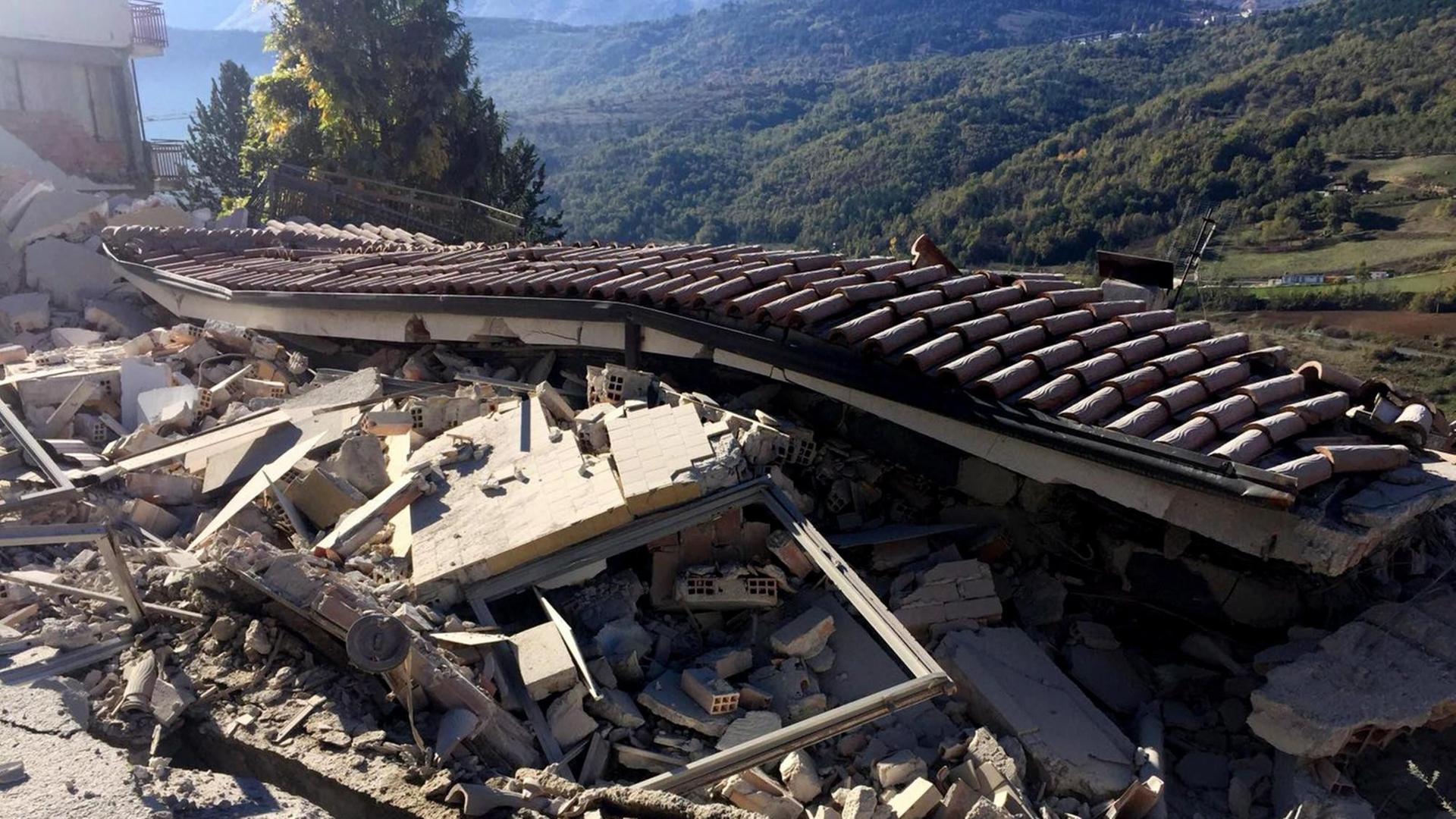 Ein zerstörtes Gebäude in L'Aquila nach dem schweren Erdbeben in Mittelitalien am 30. Oktober 2016.