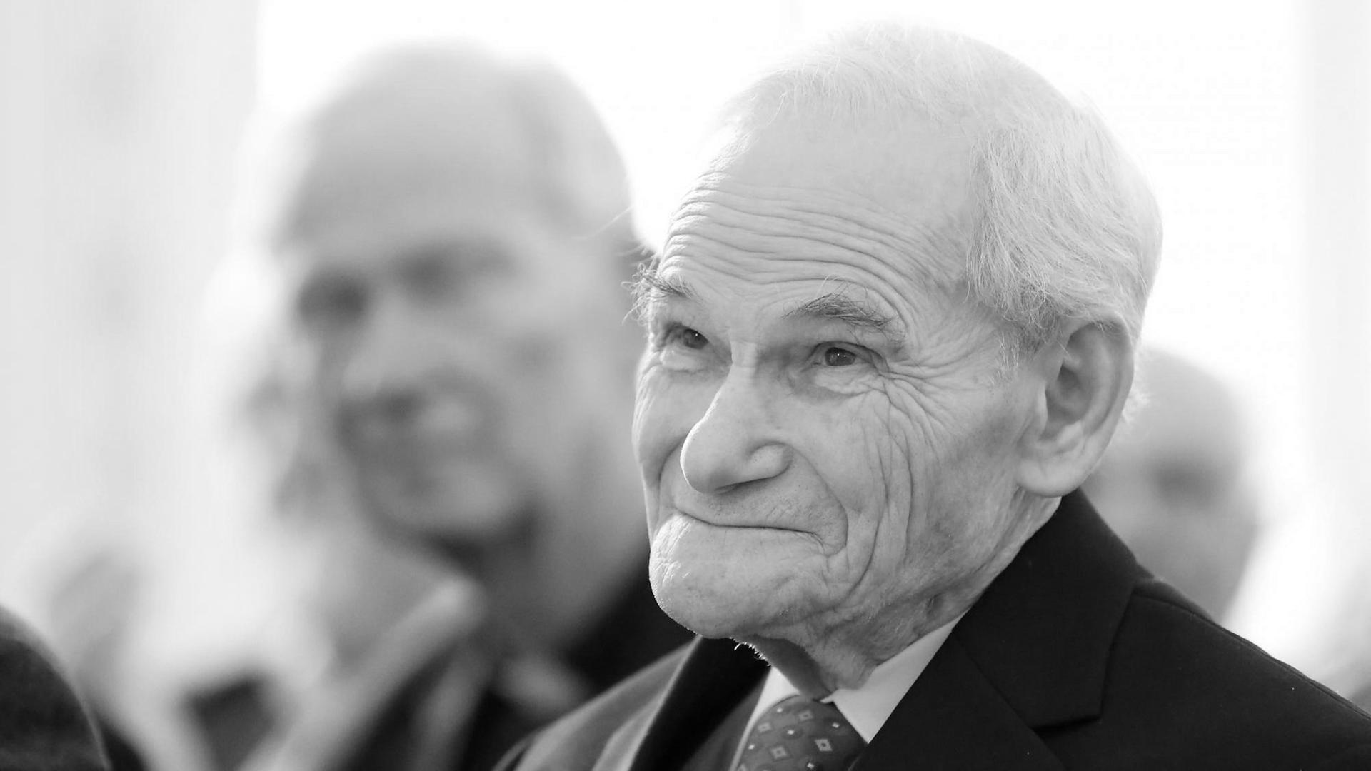 Der Landesrabbiner von Mecklenburg-Vorpommern, William Wolff, nimmt am 27.01.2014 an einer feierlichen Sondersitzung der Stadtvertretung Schwerin (Mecklenburg-Vorpommern) teil, bei der er die Ehrenbürgerrechte der Stadt Schwerin verliehen bekam. Der Landesrabbiner von Mecklenburg-Vorpommern, William Wolff, nimmt am 27.01.2014 an einer feierlichen Sondersitzung der Stadtvertretung Schwerin (Mecklenburg-Vorpommern) teil, bei der er die Ehrenbürgerrechte der Stadt Schwerin verliehen bekam.