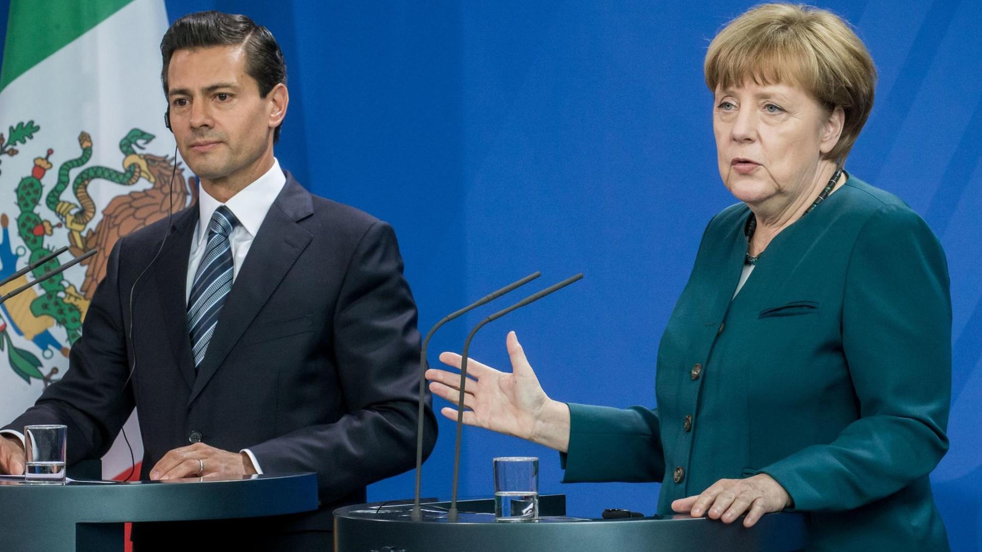 Bundeskanzlerin Angela Merkel (CDU) spricht neben dem mexikanischen Präsidenten Enrique Pena Nieto am 12.04.2016 im Bundeskanzleramt in Berlin während der Pressekonferenz. Bundeskanzlerin Angela Merkel (CDU) spricht neben dem mexikanischen Präsidenten Enrique Pena Nieto am 12.04.2016 im Bundeskanzleramt in Berlin während der Pressekonferenz.