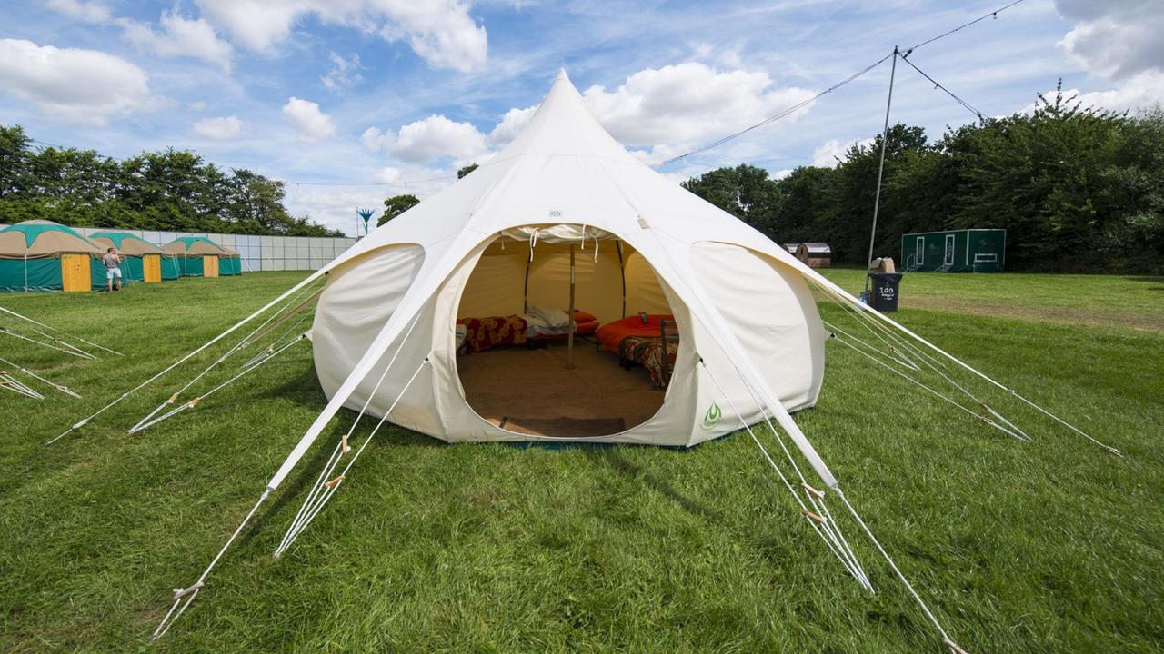 Modernes Luxuszelt auf einem Festival in Großbritannien Modernes Luxuszelt auf einem Festival in Großbritannien