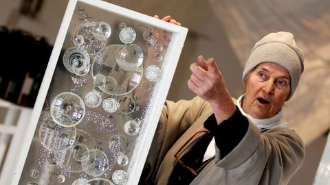Die Künstlerin Mary Bauermeister steht in Bonn neben einem ihrer Kristall-Objekte.