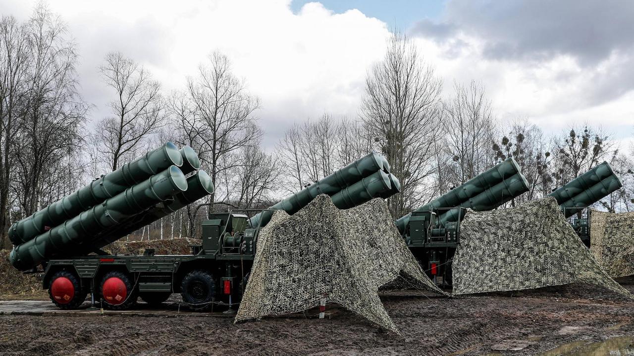 Eine Batterie mit S-400 "Triumf" Flugabwehrraketen auf Selbstfahrlafetten steht in Gefechtsbereitschaft in der Region Kaliningrad 