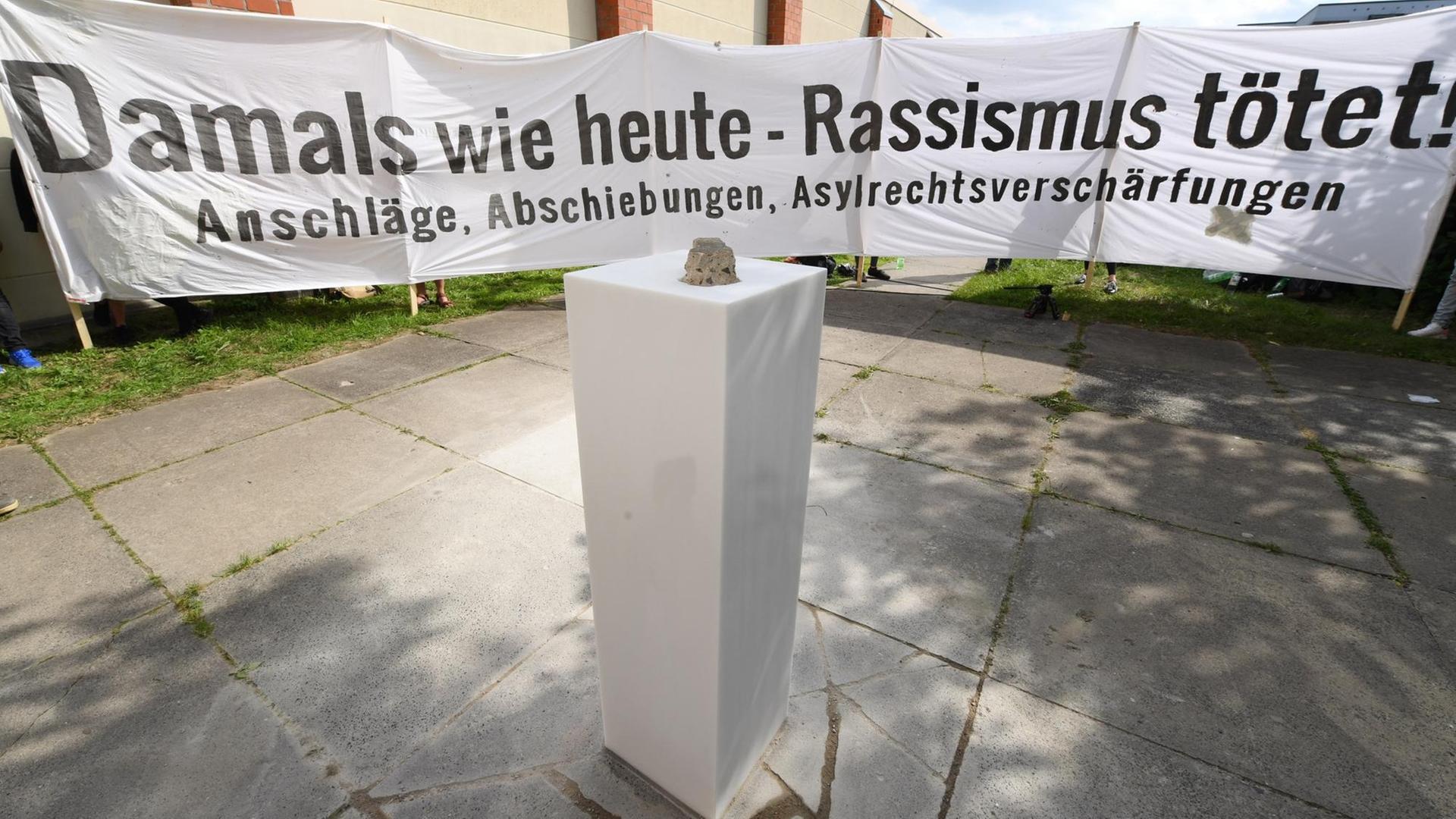 Stele zum Gedenken an die rassistischen Ausschreitungen in Rostock-Lichtenhagen im Jahr 1992 bei ihrer Einweihung am 28. August 2017 Stele zum Gedenken an die rassistischen Ausschreitungen in Rostock-Lichtenhagen im Jahr 1992 bei ihrer Einweihung am 28. August 2017