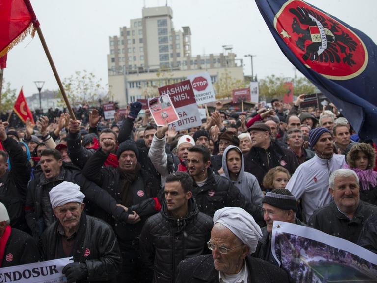 Anhänger der Oppositionsparteien demonstrieren in Pristina gegen die Regierung.