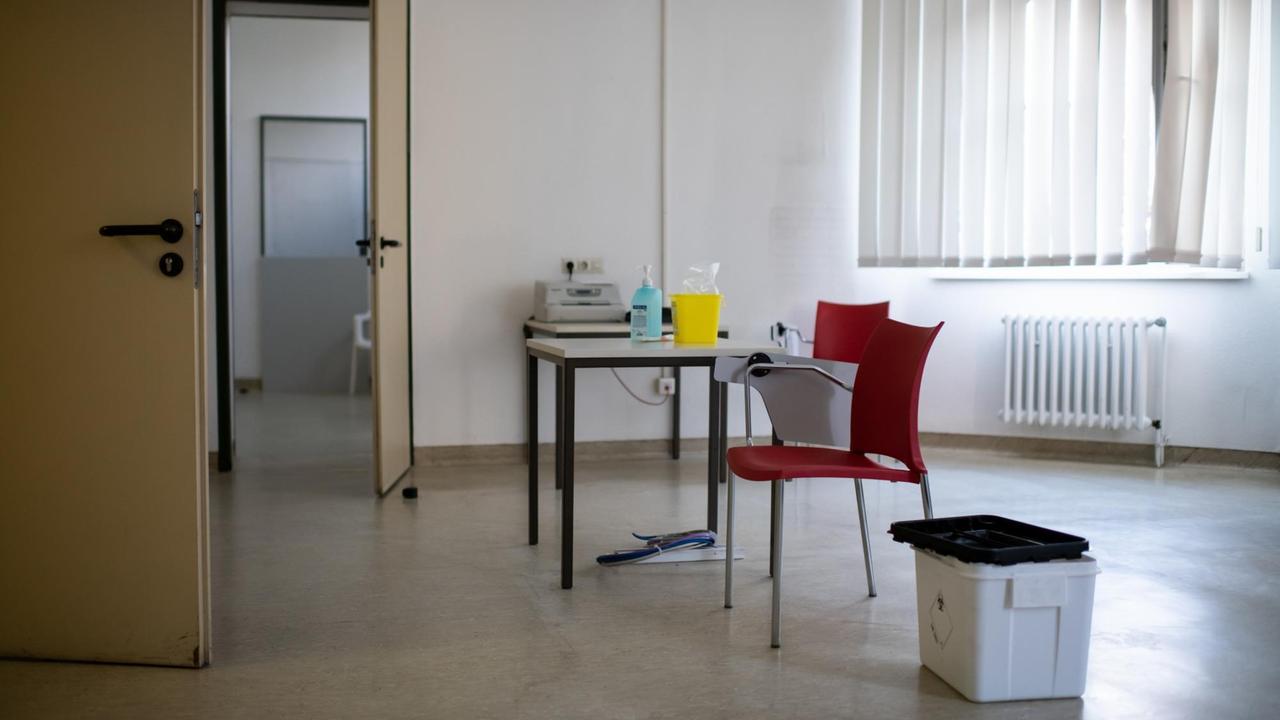 11.03.2020, Berlin: Ein Stuhl für Patienten steht im Behandlungsraum der Coronavirus-Untersuchungsstelle im ehemaligen Tropen-Institut der DRK Kliniken Berlin Westend. In den neuen Untersuchungsstellen an verschiedenen Berliner Krankenhäusern sollen begründete Verdachtsfälle beraten und abgeklärt werden. Als Verdachtsfall gilt, wer Krankheits-Symptome zeigt, Kontakt zu einem bestätigten Fall hatte oder in einem Risikogebiet gewesen ist. Foto: Bernd von Jutrczenka/dpa | Verwendung weltweit 11.03.2020, Berlin: Ein Stuhl für Patienten steht im Behandlungsraum der Coronavirus-Untersuchungsstelle im ehemaligen Tropen-Institut der DRK Kliniken Berlin Westend. In den neuen Untersuchungsstellen an verschiedenen Berliner Krankenhäusern sollen begründete Verdachtsfälle beraten und abgeklärt werden. Als Verdachtsfall gilt, wer Krankheits-Symptome zeigt, Kontakt zu einem bestätigten Fall hatte oder in einem Risikogebiet gewesen ist. Foto: Bernd von Jutrczenka/dpa | Verwendung weltweit