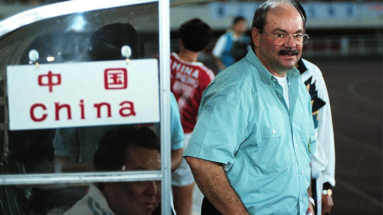 Alte Aufnahme von Klaus Schlappner vor der Trainerbank, auf der "China" steht Alte Aufnahme von Klaus Schlappner vor der Trainerbank, auf der "China" steht