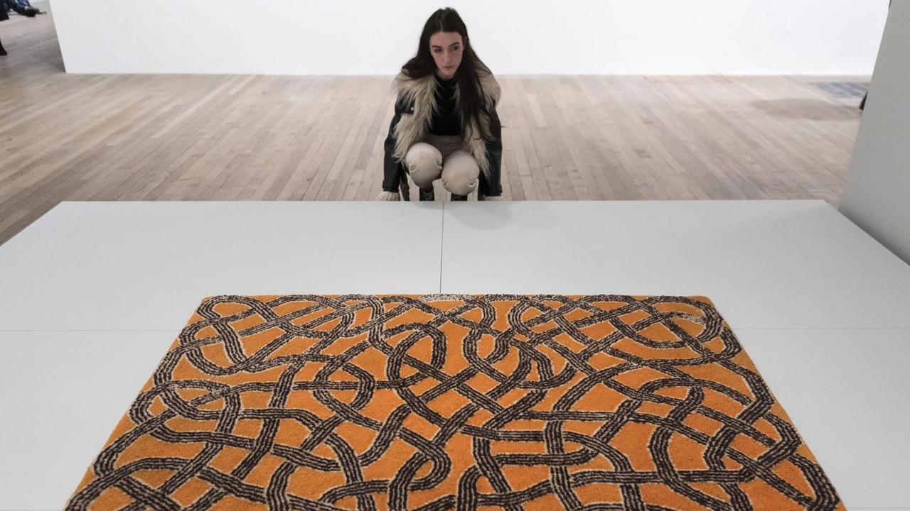 October 9, 2018 - London, UK - LONDON, UK. A visitor views Rug , 1959, executed by Gloria Finn Dale. Preview of the UK s first exhibition of works by German artist Anni Albers at Tate Modern who used the ancient art of hand-weaving to produce works of modern art. Over 350 of her artworks from major collections from Europe and the US are on show 11 October to 27 January 2019. London UK PUBLICATIONxINxGERxSUIxAUTxONLY - ZUMAl94_ 20181009_zaf_l94_050 Copyright: xStephenxChungx