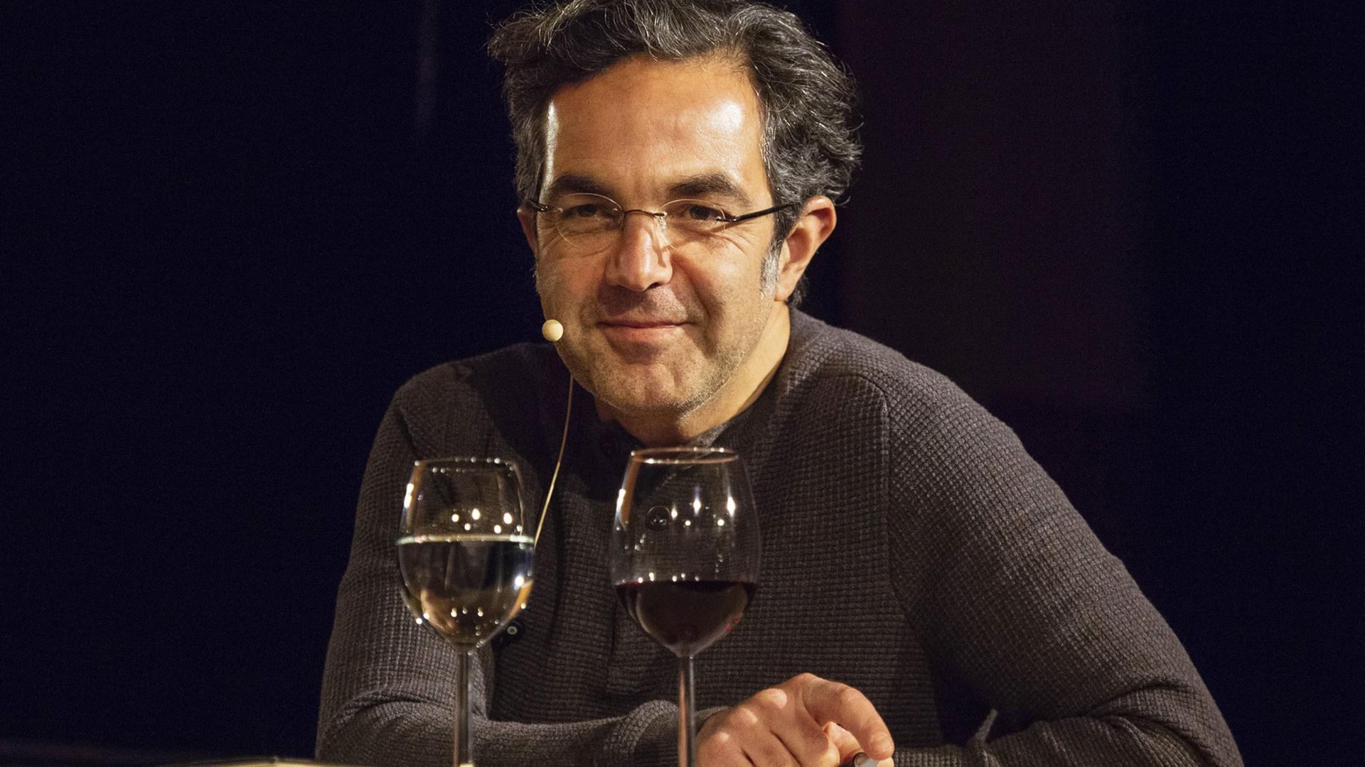 Der Schriftsteller Navid Kermani bei einer Veranstaltung der lit.Cologne 2016 am 10.3.2016 in Köln Der Schriftsteller Navid Kermani bei einer Veranstaltung der lit.Cologne 2016 am 10.3.2016 in Köln