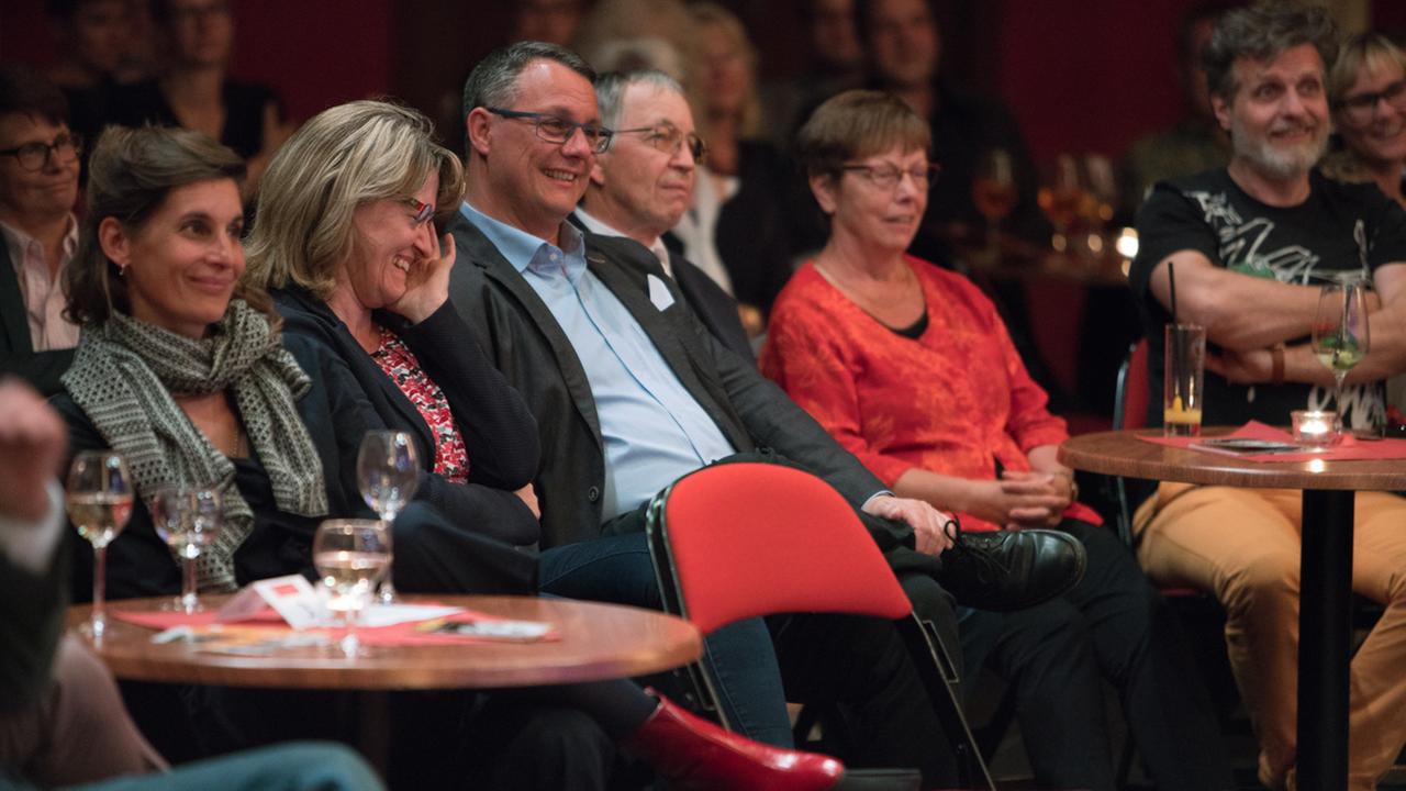 Blick auf lächelnde Personen im Publikum. Blick auf lächelnde Personen im Publikum.