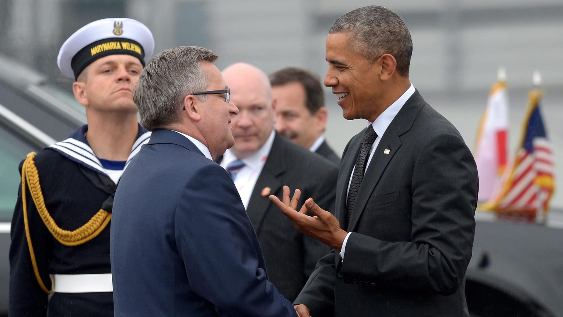 Der polnische Präsident Branislaw Komorowski begrüßt US-Präsident Barack Obama in Warschau. Der polnische Präsident Branislaw Komorowski begrüßt US-Präsident Barack Obama in Warschau.