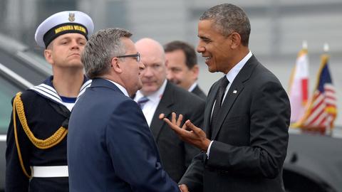 Der polnische Präsident Branislaw Komorowski begrüßt US-Präsident Barack Obama in Warschau.
