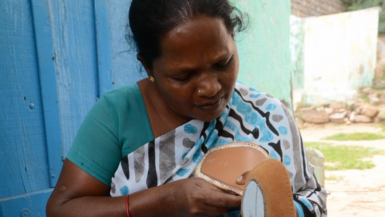 Die 45-jährige Padmavathi beim Nähen von Schuhoberteilen