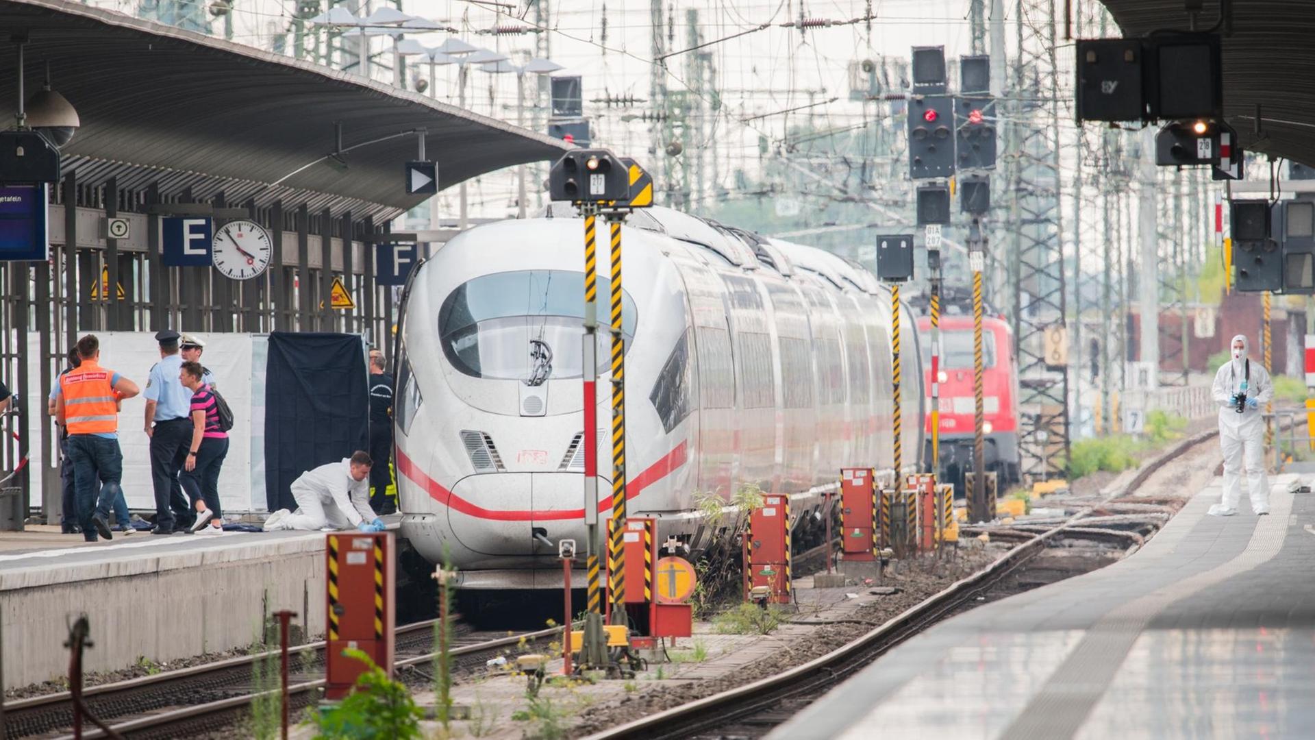Polizisten sichern im Hauptbahnhof Spuren an einem ICE. Polizisten sichern im Hauptbahnhof Spuren an einem ICE.