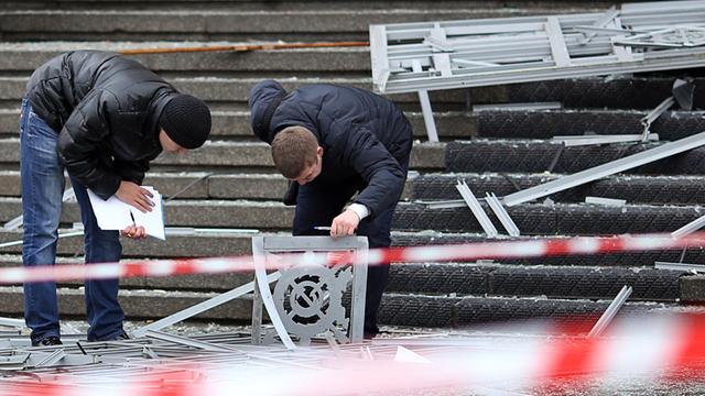 Russische Ermittler untersuchen Trümmer nach dem Anschlag am Bahnhof in Wolgograd.