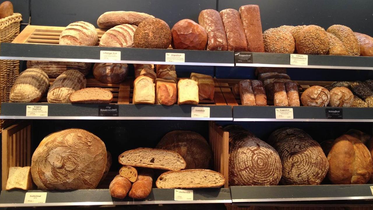 Brote im Regal der Brotmanufaktur Schmidt Brote im Regal der Brotmanufaktur Schmidt