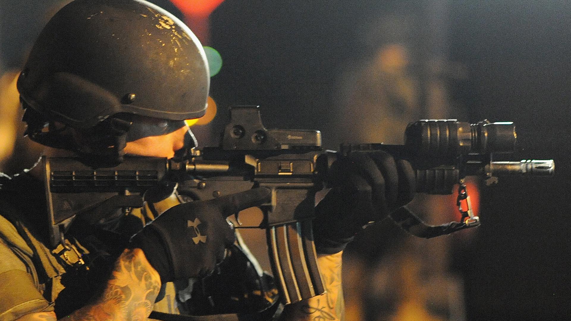 Ein Polizist während der Unruhen in Ferguson am 18. August 2014 Ein Polizist während der Unruhen in Ferguson am 18. August 2014
