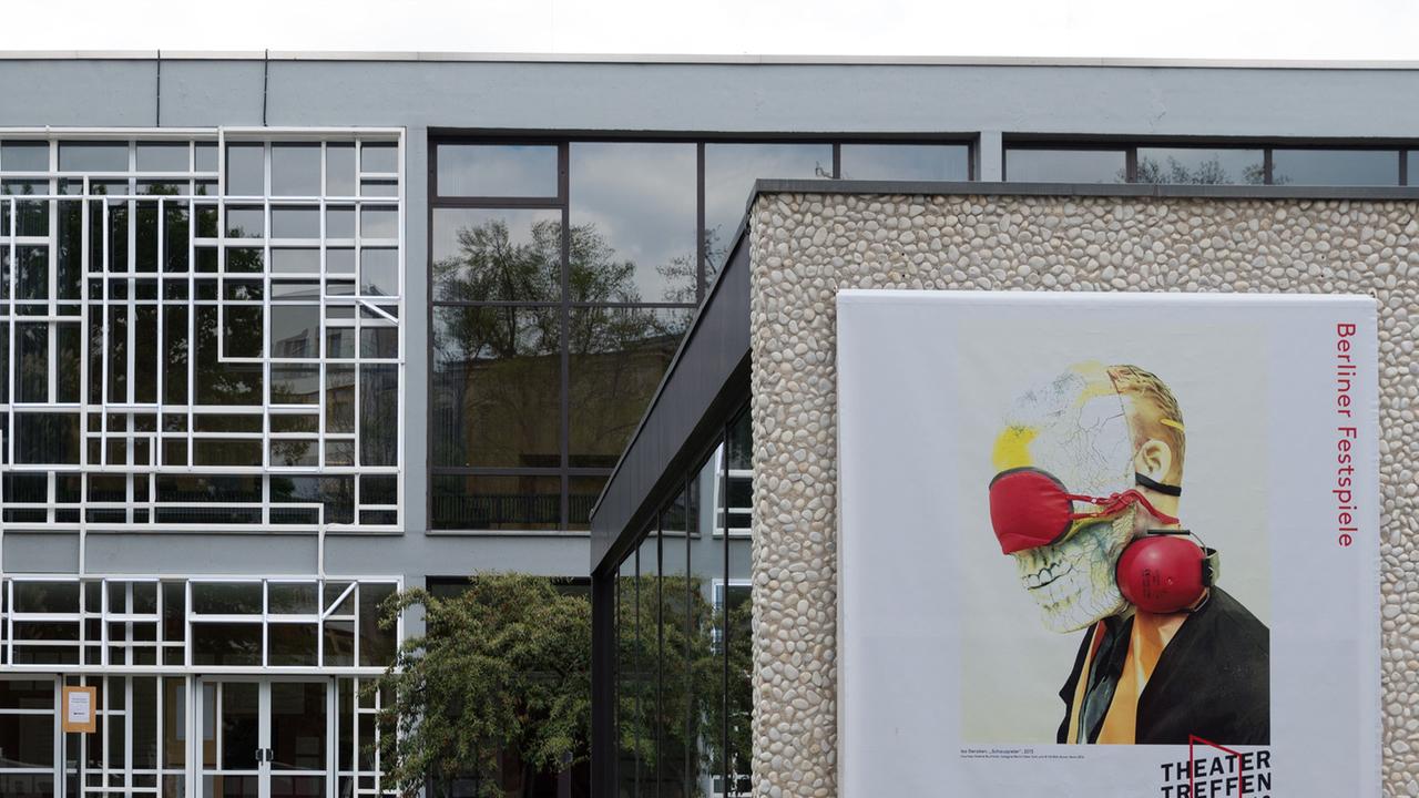 Das Haus der Berliner Festspiele ist der Spielort des Theatertreffens (hier mit dem Plakat von 2016) Das Haus der Berliner Festspiele ist der Spielort des Theatertreffens (hier mit dem Plakat von 2016)