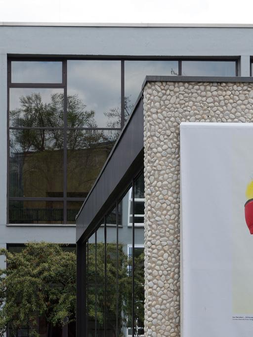 Das Haus der Berliner Festspiele ist der Spielort des Theatertreffens (hier mit dem Plakat von 2016)