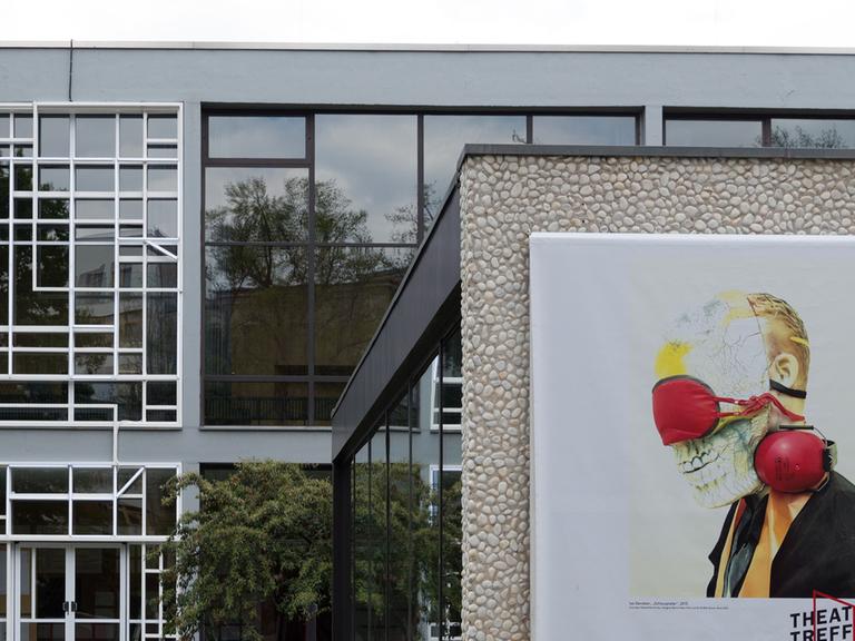 Das Haus der Berliner Festspiele ist der Spielort des Theatertreffens (hier mit dem Plakat von 2016)