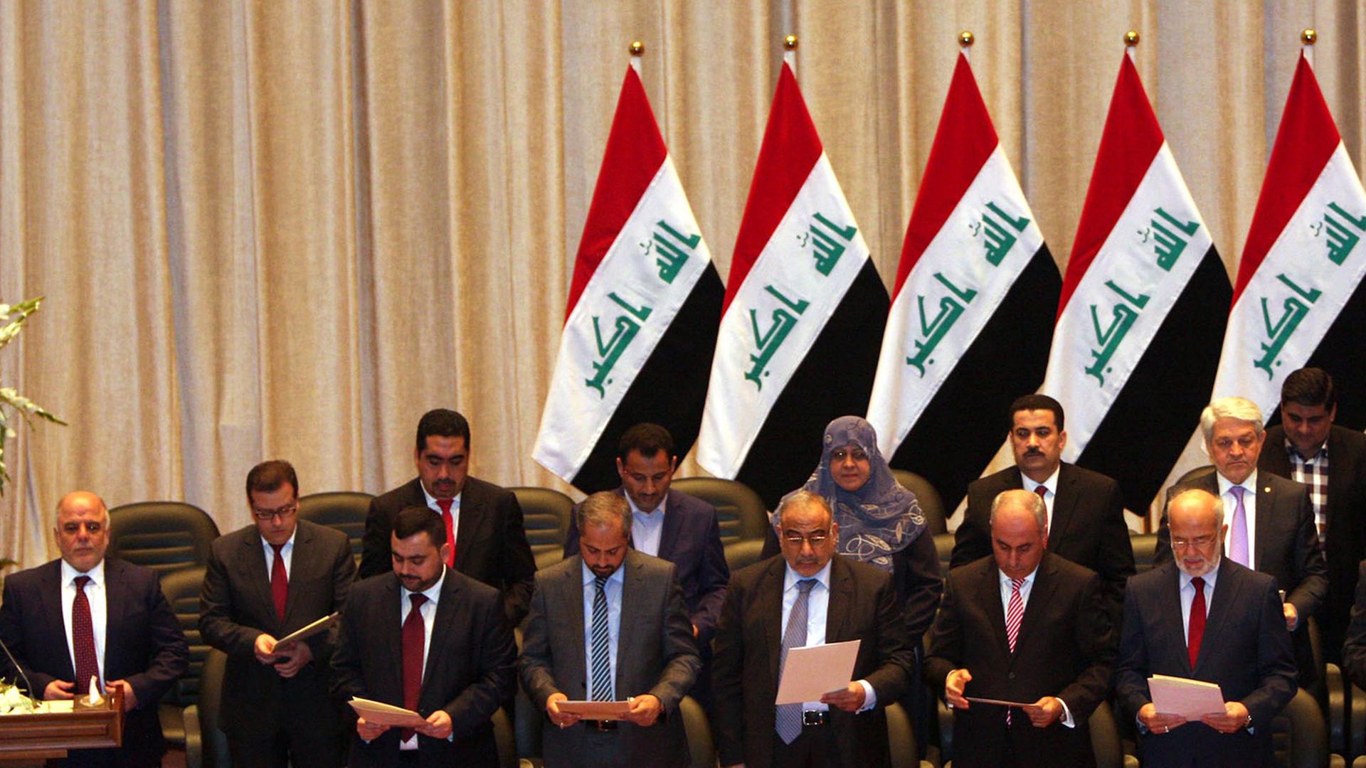 Mitglieder der neuen irakischen Regierung stehen am 8. September 2014 bei ihrer Vereidigung im Parlament in Bagdad. Mitglieder der neuen irakischen Regierung stehen am 8. September 2014 bei ihrer Vereidigung im Parlament in Bagdad.