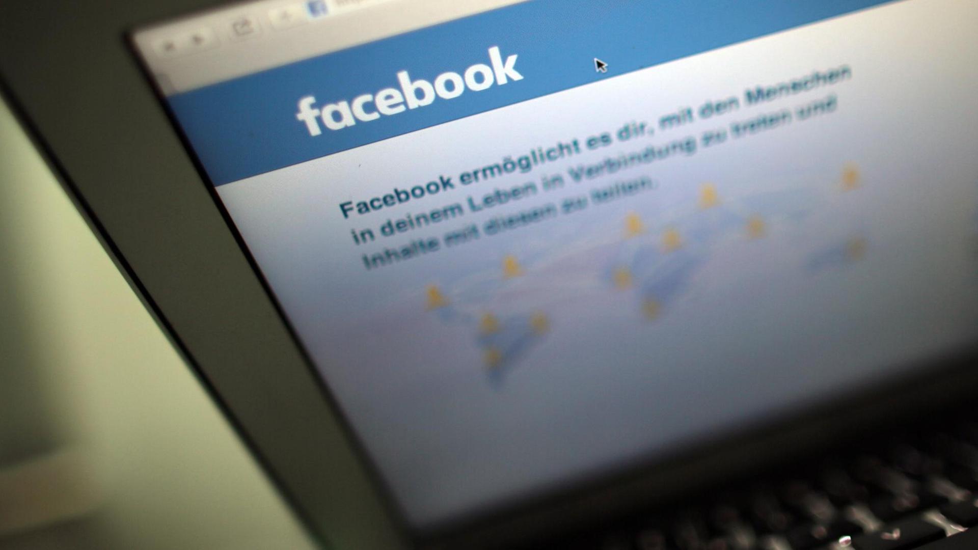 Die Internetseite von facebook ist auf einem Laptop zu sehen. Die Internetseite von facebook ist auf einem Laptop zu sehen.
