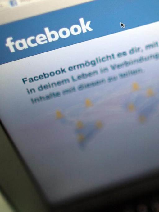Die Internetseite von facebook ist auf einem Laptop zu sehen.