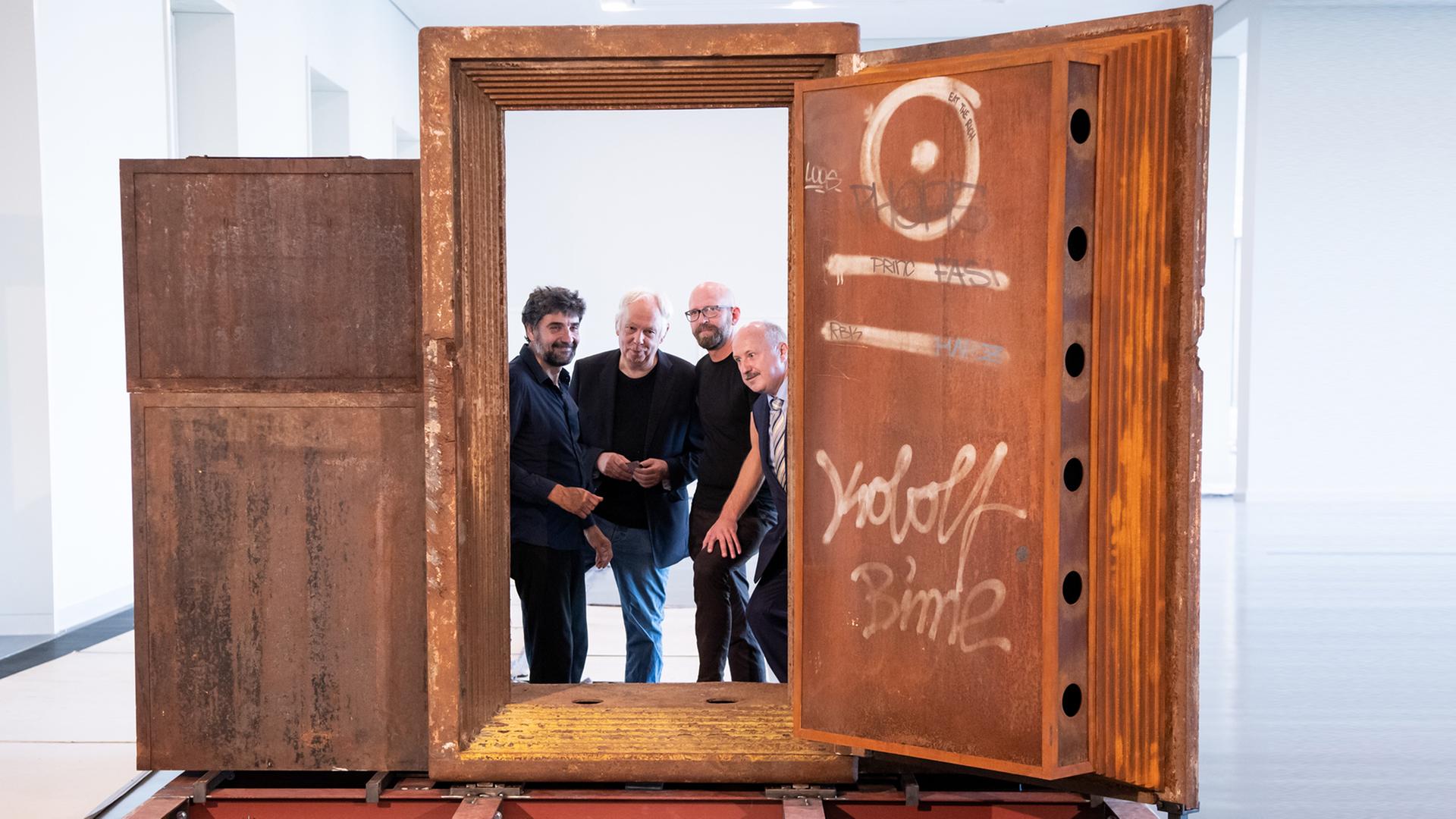 Die Stahltür des Berliner Techno-Klubs "Tresor" steht jetzt im Berliner Humboldt-Forum. Durch die Tür hindurch blicken: Paul Spies (l-r), Direktor Stadtmuseum Berlin und Chef-Kurator des Landes Berlin im Humboldt Forum, Dimitri Hegemann, Gründer des Techno-Clubs Tresor und Leihgeber der Tresortür, Moritz van Dülmen, Geschäftsführer Kulturprojekte Berlin, und Hans-Dieter Hegner, Bauvorstand der Stiftung Humboldt Forum im Berliner Schloss. Die Stahltür des Berliner Techno-Klubs "Tresor" steht jetzt im Berliner Humboldt-Forum. Durch die Tür hindurch blicken: Paul Spies (l-r), Direktor Stadtmuseum Berlin und Chef-Kurator des Landes Berlin im Humboldt Forum, Dimitri Hegemann, Gründer des Techno-Clubs Tresor und Leihgeber der Tresortür, Moritz van Dülmen, Geschäftsführer Kulturprojekte Berlin, und Hans-Dieter Hegner, Bauvorstand der Stiftung Humboldt Forum im Berliner Schloss.