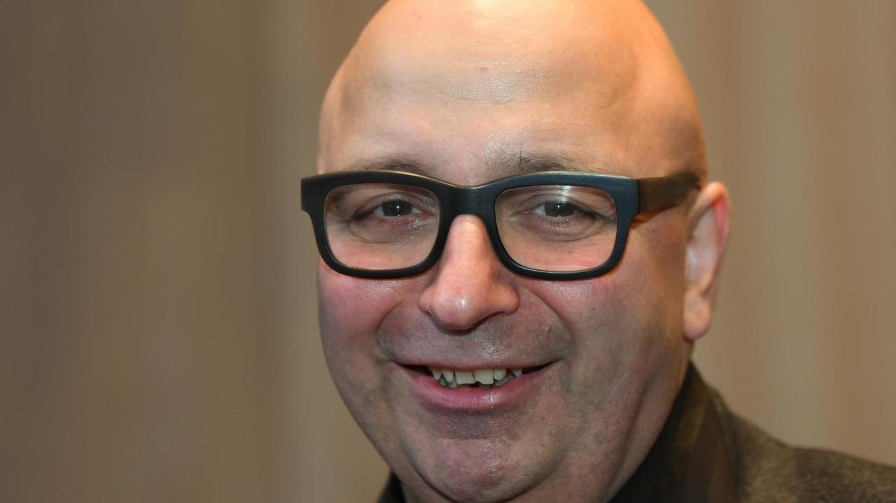 Armin Nassehi leitet den Lehrstuhl für Allgemeine Soziologie und Gesellschaftstheorie an der LMU München Armin Nassehi leitet den Lehrstuhl für Allgemeine Soziologie und Gesellschaftstheorie an der LMU München