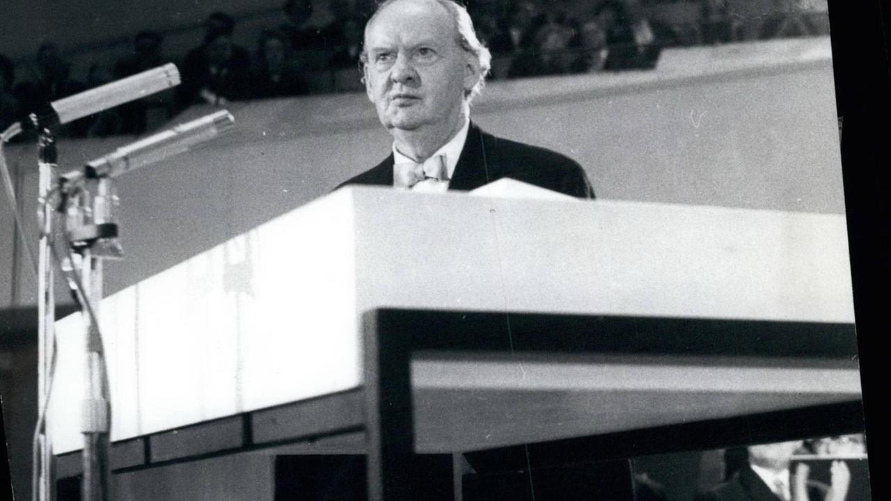 Hans Scharoun - deutscher Architekt und einer der bedeutendsten Vertreter der organischen Architektur Hans Scharoun - deutscher Architekt und einer der bedeutendsten Vertreter der organischen Architektur