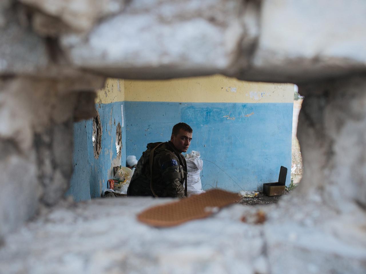 Ein ukrainischer Soldat sitzt an einem Checkpoint in der Region Lugansk in der Ostukraine Ein ukrainischer Soldat sitzt an einem Checkpoint in der Region Lugansk in der Ostukraine