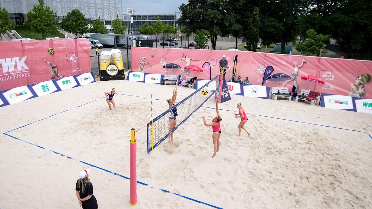 Beach-Liga, Vorrunde der Frauen. Leonie Körtzinger (2. v.l.) versucht den Ball von Antonia Stautz (3. v.l.) zu blocken. Rechts Leonie Welsch, links Sarah Schneider. Beach-Liga, Vorrunde der Frauen. Leonie Körtzinger (2. v.l.) versucht den Ball von Antonia Stautz (3. v.l.) zu blocken. Rechts Leonie Welsch, links Sarah Schneider.