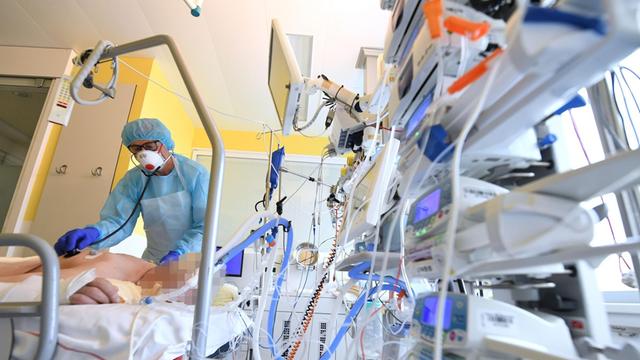 Ein Patient auf der Intensivstation des Universitätsklinikums Tulln im April 2021.